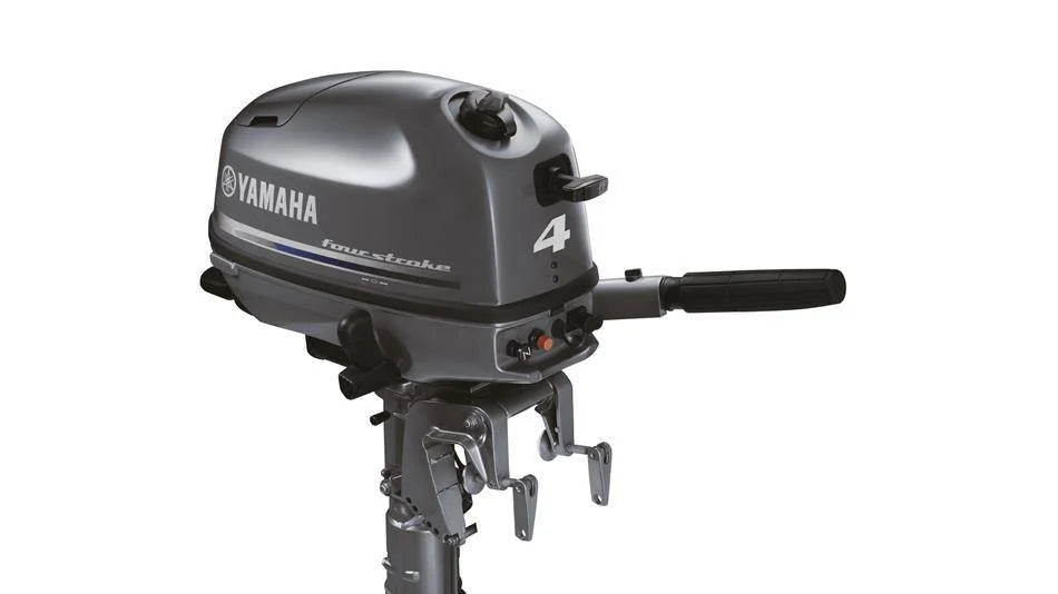 Yamaha 4 PK buitenboordmotor met 4-takt technologie, voorzien van helmstokbediening en compact ontwerp, geschikt voor rubberboten en kleine tenders.