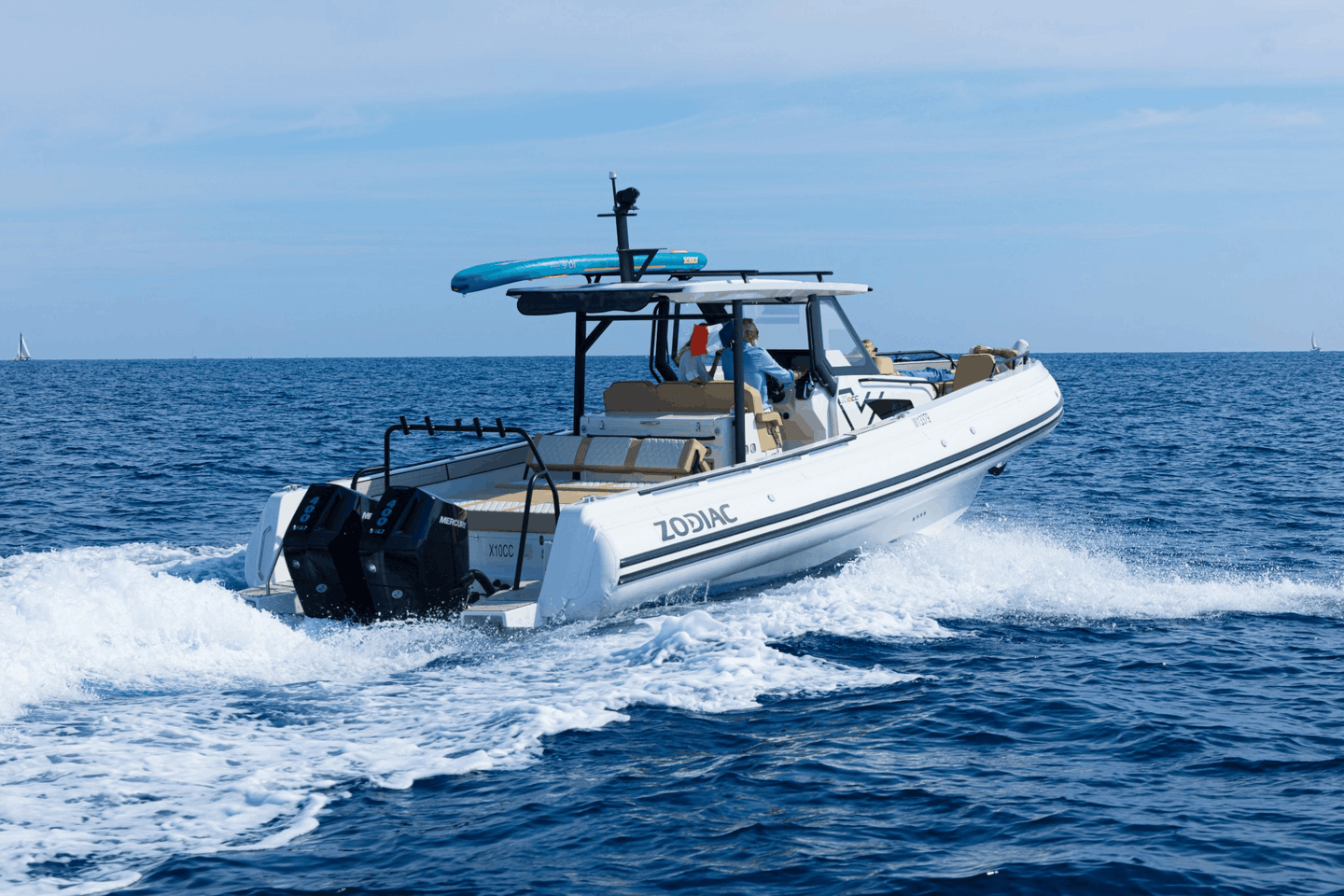 Zodiac X10CC high performance RIB op hoge snelheid varend over zee