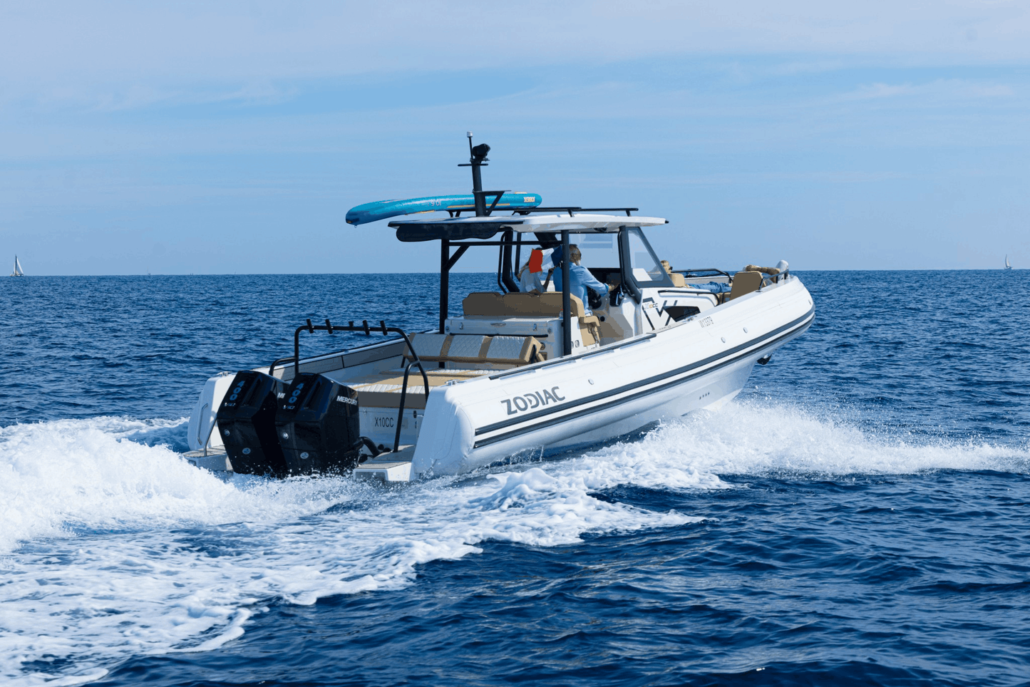 Zodiac X10CC high performance RIB op hoge snelheid varend over zee