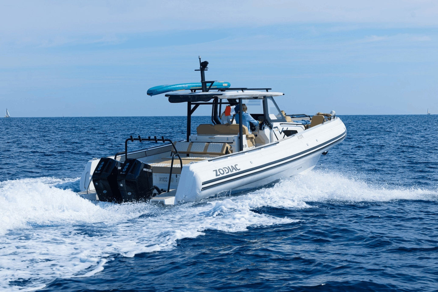 Zodiac X10CC high performance RIB op hoge snelheid varend over zee