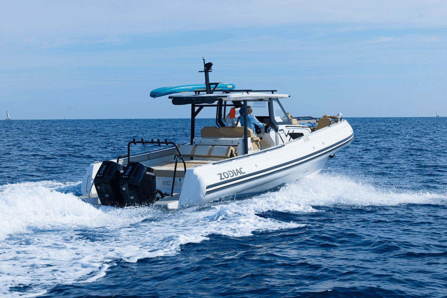 Zodiac X10CC high performance RIB op hoge snelheid varend over zee