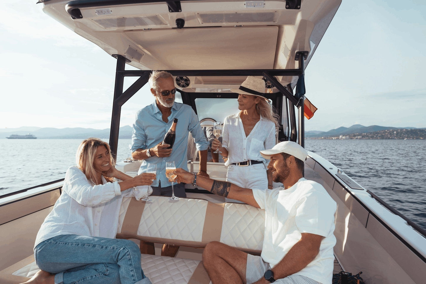 Lounge zitgedeelte achterin de Zodiac X10CC RIB met ruime comfortabele kussens