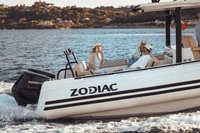 Zijaanzicht van de Zodiac X10CC RIB motorboot