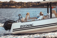 Zijaanzicht van de Zodiac X10CC RIB motorboot